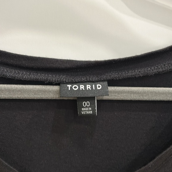 Torrid v-neck t with lace sleeves - Picture 2 of 3